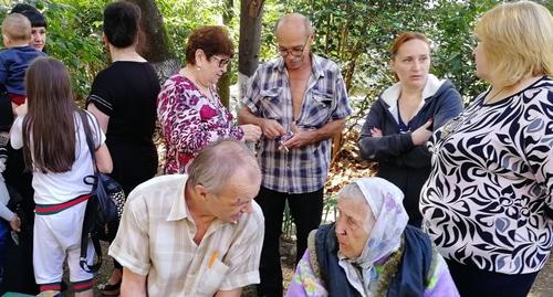 Жители микрорайона Донской в Сочи, протестующие против строительства торгового центра рядом со школой. Фото Светланы Кравченко для "Кавказского узла". Жители микрорайона Донской в Сочи, протестующие против строительства торгового центра рядом со школой. Фото Светланы Кравченко для "Кавказского узла".