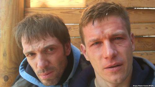 Сергей Хазов-Кассиа и Андрей Костянов после нападения. Фото Сергей Хазов-Кассиа RFE/RL
Сергей Хазов-Кассиа и Андрей Костянов после нападения. Фото Сергей Хазов-Кассиа RFE/RL