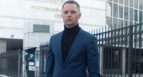 Пострадавший дольщик Денис Надеин перед зданием суда в Ростове-на-Дону. Фото: Валерий Люгаев для "Кавказского узла". Пострадавший дольщик Денис Надеин перед зданием суда в Ростове-на-Дону. Фото: Валерий Люгаев для "Кавказского узла".