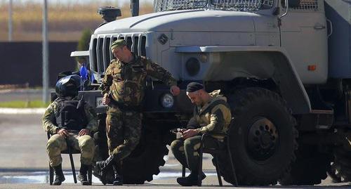 Сотрудники правоохранительных во время акции протеста против новой сделки по обмену землей в Магасе, 6 октября 2018 года. Фото REUTERS/Максим Шеметов
Сотрудники правоохранительных во время акции протеста против новой сделки по обмену землей в Магасе, 6 октября 2018 года. Фото REUTERS/Максим Шеметов