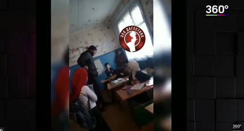 Дагестанский учитель заподозрен в жестоком обращении со школьником. Скриншот видео Телеканал 360 https://www.youtube.com/watch?v=VBya638MCWU
Дагестанский учитель заподозрен в жестоком обращении со школьником. Скриншот видео Телеканал 360 https://www.youtube.com/watch?v=VBya638MCWU