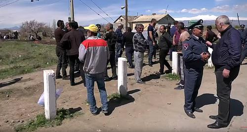 Жители Зартонка перекрыли железную дорогу. Фото: скриншот видео https://www.youtube.com/watch?time_continue=1336&v=Zcd_WHngXtY Жители Зартонка перекрыли железную дорогу. Фото: скриншот видео https://www.youtube.com/watch?time_continue=1336&v=Zcd_WHngXtY