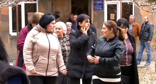 Участники конфликта в армянском селе Зартонк. Фото: кадр видео ALT TV https://www.youtube.com/watch?time_continue=65&v=Lyhh1i4e_Gw