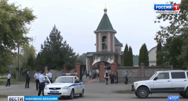 Жители станицы Александровской в Кабардино-Балкарии у храма. Кадр видеосюжета "Россия 1" https://www.youtube.com/watch?v=7Jf9oQjzzDU