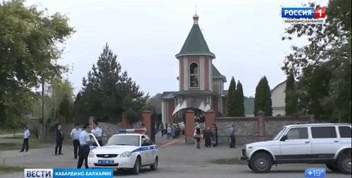 Жители станицы Александровской в Кабардино-Балкарии у храма. Кадр видеосюжета "Россия 1" https://www.youtube.com/watch?v=7Jf9oQjzzDU Жители станицы Александровской в Кабардино-Балкарии у храма. Кадр видеосюжета "Россия 1" https://www.youtube.com/watch?v=7Jf9oQjzzDU