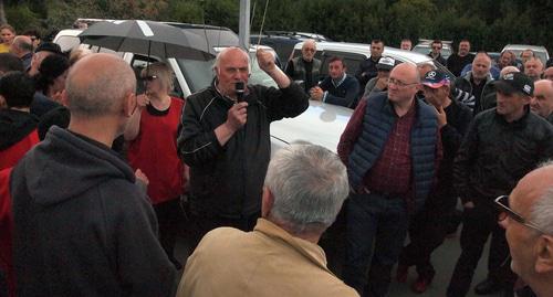 Один из таксистов требует на митинге отменить обязательную покраску в белый цвет. Фото Беслана Кмузова для "Кавказского узла" Один из таксистов требует на митинге отменить обязательную покраску в белый цвет. Фото Беслана Кмузова для "Кавказского узла"