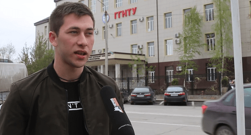 Один из участников видеосюжета «Молодежь Чечни обратилась к лжепатриотичным блогерам». Кадр видео https://www.youtube.com/watch?v=Y3hMxHTLRkU Один из участников видеосюжета «Молодежь Чечни обратилась к лжепатриотичным блогерам». Кадр видео https://www.youtube.com/watch?v=Y3hMxHTLRkU