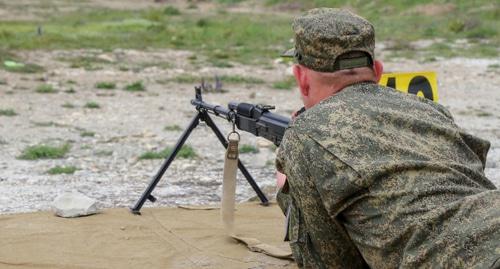 Военнослужащий на стрельбах. Фото: пресс-служба Минобороны РФ. https://мультимедиа.минобороны.рф/multimedia/photo/gallery.htm?id=64935@cmsPhotoGallery Военнослужащий на стрельбах. Фото: пресс-служба Минобороны РФ. https://мультимедиа.минобороны.рф/multimedia/photo/gallery.htm?id=64935@cmsPhotoGallery