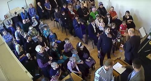 Сотрудники правоохранительных органов в молельном доме в Новороссийске. Фото: кадр видео Евгений Кокора https://www.youtube.com/watch?time_continue=149&v=cdEd_VRp46o Сотрудники правоохранительных органов в молельном доме в Новороссийске. Фото: кадр видео Евгений Кокора https://www.youtube.com/watch?time_continue=149&v=cdEd_VRp46o