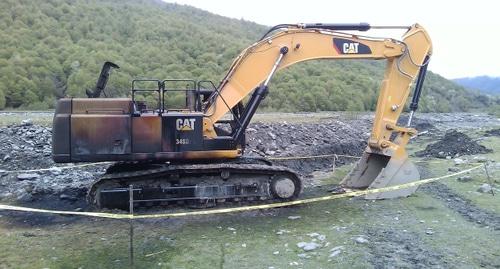 Сожженный в ходе протестов в Панкиси экскаватор. Фото Беслан Кмузов для "Кавказского узла".