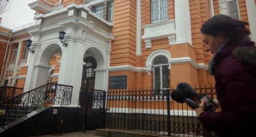 Журналистка возле здания Ростовского областного суда. Фото Константин Волгин для "Кавказского узла". Журналистка возле здания Ростовского областного суда. Фото Константин Волгин для "Кавказского узла".