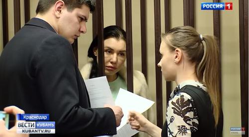 Алена Верди (в центре) в зале судебного заседания. Скриншот с видео "Пластического хирурга Алену Верди поместили в следственный изолятор" пользователя "Россия. Кубань", https://www.youtube.com/watch?v=nEC0ZIj-HYw Алена Верди (в центре) в зале судебного заседания. Скриншот с видео "Пластического хирурга Алену Верди поместили в следственный изолятор" пользователя "Россия. Кубань", https://www.youtube.com/watch?v=nEC0ZIj-HYw