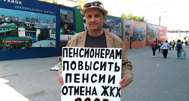 Владимир Тельпук в одиночном пикете. Волгоград, 28 апреля 2019 года. Фото Татьяны Филимоновой для "Кавказского узла"