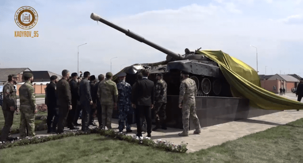 Скриншот видео открытия танка-памятника в Шали 2 мая 2019 года, https://vk.com/wall279938622_395197