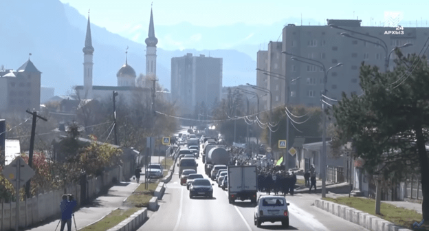 Скриншот видео шествия "Мы вернулись!" в Черкесске 3 мая 2019 года, https://youtu.be/lZjNIUQQLSs