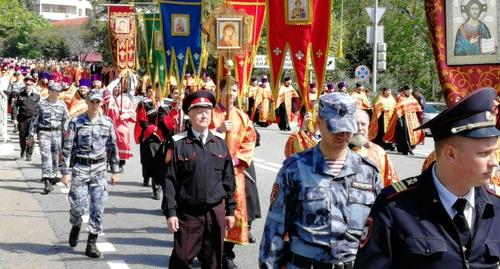 Участники крестного хода под охраной силовиков. Фото Светланы Кравченко для "Кавказского узла". Участники крестного хода под охраной силовиков. Фото Светланы Кравченко для "Кавказского узла".
