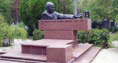 Могила М. И. Хаджинова на кладбище в Краснодаре. Фото Андрей Анатольевич Симонов https://ru.wikipedia.org/wiki/Славянское_кладбище#/media/File:Hadginov_M_I_np.jpg Могила М. И. Хаджинова на кладбище в Краснодаре. Фото Андрей Анатольевич Симонов https://ru.wikipedia.org/wiki/Славянское_кладбище#/media/File:Hadginov_M_I_np.jpg