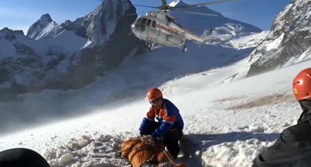 Спасатели эвакуируют альпиниста с гор Карачаево-Черкесии. Фото кадр видео 
Архыз 24 https://www.youtube.com/watch?v=CrvZXDEUG3o
