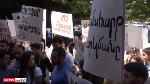 Акция протеста у здания правительства Армении 10 мая 2019 года. Скриншот видео. https://youtu.be/8XtYwOyw3KU Акция протеста у здания правительства Армении 10 мая 2019 года. Скриншот видео. https://youtu.be/8XtYwOyw3KU