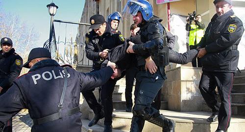 Сотрудники полиции задерживают активиста. Фото: REUTERS/Aziz Karimov Сотрудники полиции задерживают активиста. Фото: REUTERS/Aziz Karimov