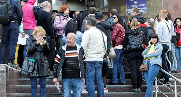 Люди стоят в очереди возле офиса местной миграционной службы, прежде чем подавать заявления на получение российских паспортов. Донецкая область, май 2019 г. Фото: REUTERS/Alexander Ermochenko