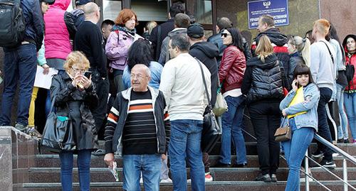 Люди стоят в очереди возле офиса местной миграционной службы, прежде чем подавать заявления на получение российских паспортов. Донецкая область, май 2019 г. Фото: REUTERS/Alexander Ermochenko Люди стоят в очереди возле офиса местной миграционной службы, прежде чем подавать заявления на получение российских паспортов. Донецкая область, май 2019 г. Фото: REUTERS/Alexander Ermochenko