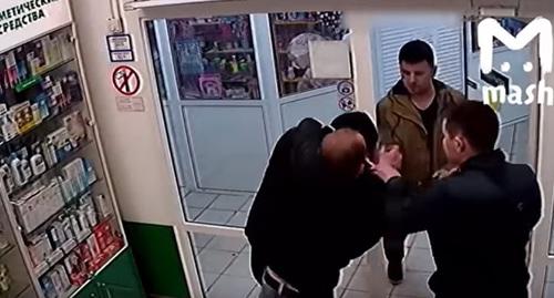 Полицейские избивают Сулли Юнусилау. Скриншот видео пользователя
Breaking Mash
https://www.youtube.com/watch?v=MamA4pnlMEE&has_verified=1 Полицейские избивают Сулли Юнусилау. Скриншот видео пользователя
Breaking Mash
https://www.youtube.com/watch?v=MamA4pnlMEE&has_verified=1