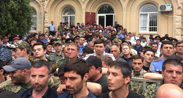 Участники бессрочной акции протеста у здания парламента Абхазии. 20 мая 2019 года. Фото Дмитрия Статейнова для "Кавказского узла"