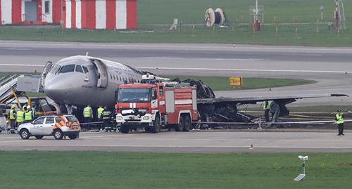 Крушение самолета Sukhoi Superjet в Шереметьево. Фото: REUTERS/Tatyana Makeyeva Крушение самолета Sukhoi Superjet в Шереметьево. Фото: REUTERS/Tatyana Makeyeva