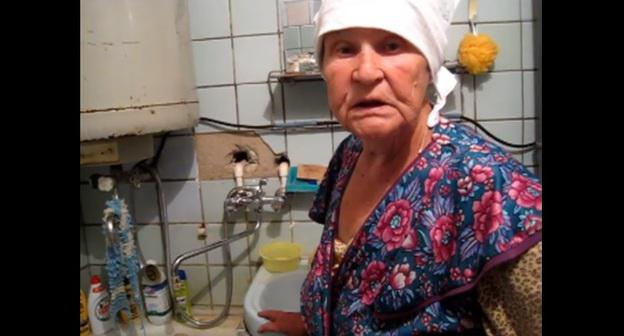Жительница поселка рассказывает о проблемах с водоснабжением. Фото: кадр видео Наталии Заброды https://www.youtube.com/watch?v=UzQfLwm0Wpc&t=47s