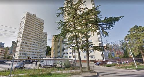 Многоквартирные дома на улице Гастелло в Адлере. Фото Светланы Кравченко для "Кавказского узла" Многоквартирные дома на улице Гастелло в Адлере. Фото Светланы Кравченко для "Кавказского узла"