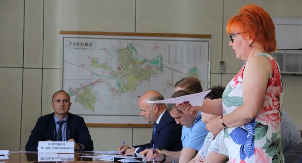 Представитель инициативной группы шахтеров Татьяна Авачёва (справа) выступает на встрече с министром промышленности Ростовской области Игорем Сорокиным (слева) 28 мая 2019 года. Фото Вячеслава Прудникова для "Кавказского узла"