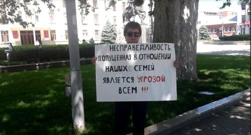 Пострадавшая от наводнения в Туапсинском районе Татьяна Артемьева у здания администрации Краснодарского края. Фото Анны Грицевич для "Кавказского узла" Пострадавшая от наводнения в Туапсинском районе Татьяна Артемьева у здания администрации Краснодарского края. Фото Анны Грицевич для "Кавказского узла"