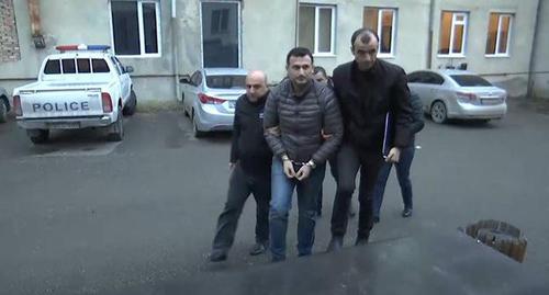 Давид Киркитадзе (в центре). Скриншот видео https://1tv.ge/ru/news/mvd-rasprostranjaet-oficialnuju-informaciju-videomaterial-zaderzhanija-davida-kirkitadze/