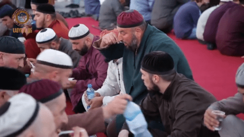 Массовый ифтар в Грозном 31 мая 2019 года. Скриншот видео. https://vk.com/ramzan?w=wall279938622_403459 Массовый ифтар в Грозном 31 мая 2019 года. Скриншот видео. https://vk.com/ramzan?w=wall279938622_403459