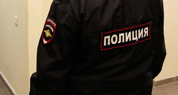 Надпись "Полиция" на форменной одежде. Фото Влада Александрова, Юга.ру
