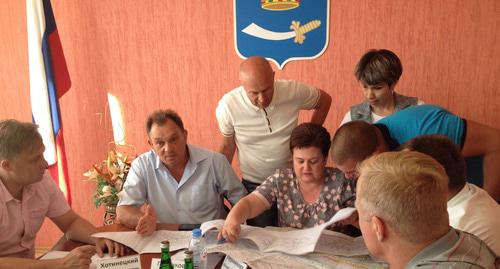 Встреча инициативной группы жителей микрорайона "Спутник" с администрацией. Астрахань, 6 июня 2019 г. Фото Алены Садовской для "Кавказского узла" Встреча инициативной группы жителей микрорайона "Спутник" с администрацией. Астрахань, 6 июня 2019 г. Фото Алены Садовской для "Кавказского узла"
