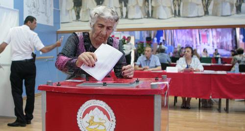 На избирательном участке в Южной Осетии. 9 июня 2019 г. Фото: REUTERS/Kazbek Basayev На избирательном участке в Южной Осетии. 9 июня 2019 г. Фото: REUTERS/Kazbek Basayev