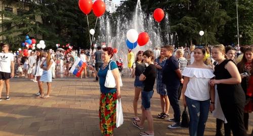 Жители Сочи на праздновании Дня России. Фото Светланы Кравченко для "Кавказского узла". Жители Сочи на праздновании Дня России. Фото Светланы Кравченко для "Кавказского узла".