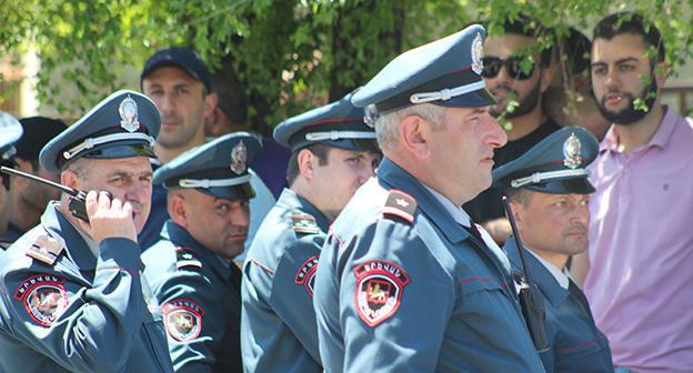 Сотрудники полиции перед зданием суда в Ереване, 20 мая 2019 года. Фото Тиграна Петросяна для "Кавказского узла".