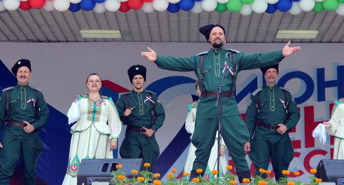 День России в Нальчике. Фото Людмилы Маратовой для "Кавказского узла" День России в Нальчике. Фото Людмилы Маратовой для "Кавказского узла"