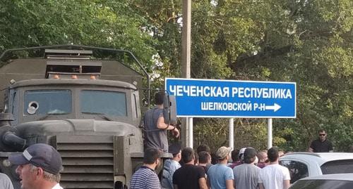 Военная техника возле указателя на окраине Кизляра. 12 июня 2019 г. Фото Ильяса Капиева для "Кавказского узла" Военная техника возле указателя на окраине Кизляра. 12 июня 2019 г. Фото Ильяса Капиева для "Кавказского узла"