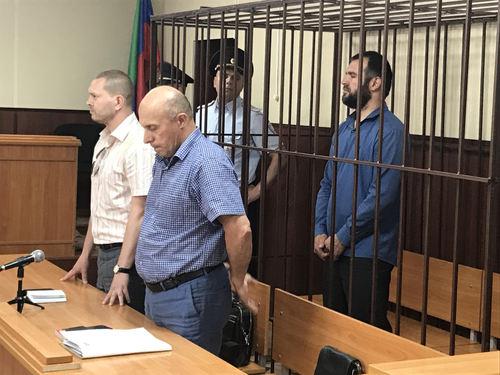 Абубакар Ризванов и его адвокаты Рафидин Курбанов и Леонид Заикин на заседании суда. Фото Патимат Махмудовой для "Кавказского узла". Абубакар Ризванов и его адвокаты Рафидин Курбанов и Леонид Заикин на заседании суда. Фото Патимат Махмудовой для "Кавказского узла".