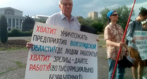 Активист "Левого фронта" на пикете в Волгограде. Фото Татьяны Филимоновой для "Кавказского узла". Активист "Левого фронта" на пикете в Волгограде. Фото Татьяны Филимоновой для "Кавказского узла".