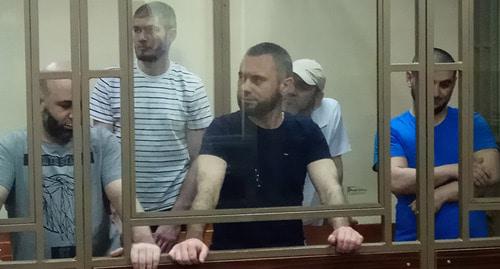 Теймур и Узеир Абдуллаев, Рустем Исмаилов, Эмиль Джемаденов, Айдер Салединов на оглашении приговора. Фото Константина Волгина для "Кавказского узла" Теймур и Узеир Абдуллаев, Рустем Исмаилов, Эмиль Джемаденов, Айдер Салединов на оглашении приговора. Фото Константина Волгина для "Кавказского узла"