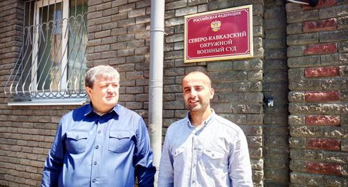 Али Гехаев с адвокатом Алауди Мусаевым перед началом заседания. Фото Константина Волгина для "Кавказского узла" Али Гехаев с адвокатом Алауди Мусаевым перед началом заседания. Фото Константина Волгина для "Кавказского узла"
