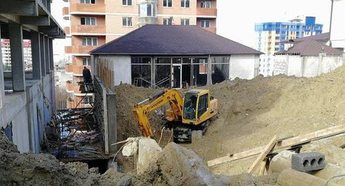 Новостройка на улице Вишневой в Сочи. Март 2019 года. Фото Светланы Кравченко для "Кавказского узла". Новостройка на улице Вишневой в Сочи. Март 2019 года. Фото Светланы Кравченко для "Кавказского узла".