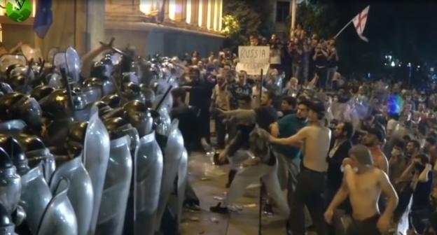 Протестующие и полицейские в Тбилиси, ночь на 21 июня. Стоп кадр видео "Кавказского узла",https://www.kavkaz-uzel.eu/videos/5433