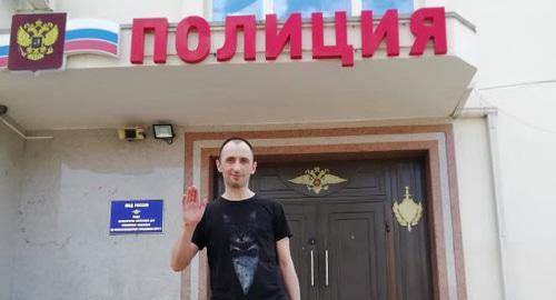 Михаил Савостин выходит из СИЗО. Пятигорск, 26 июня 2019 г. Фото Вероники Широковой Михаил Савостин выходит из СИЗО. Пятигорск, 26 июня 2019 г. Фото Вероники Широковой
