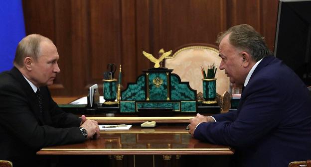  Владимир Путин (слева) и Махмуд-Али Калиматов. Фото: пресс-служба Кремля. http://kremlin.ru/events/president/news/60833
